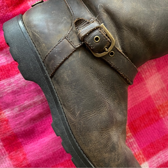 UGG Lined Sherpa Leather Boots - Picture 8 of 12